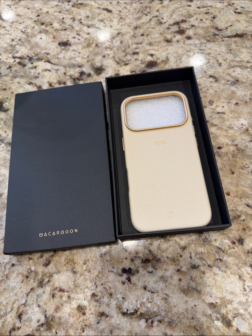 Macarooon iPhone 17 Pro MagSafe Leather Case